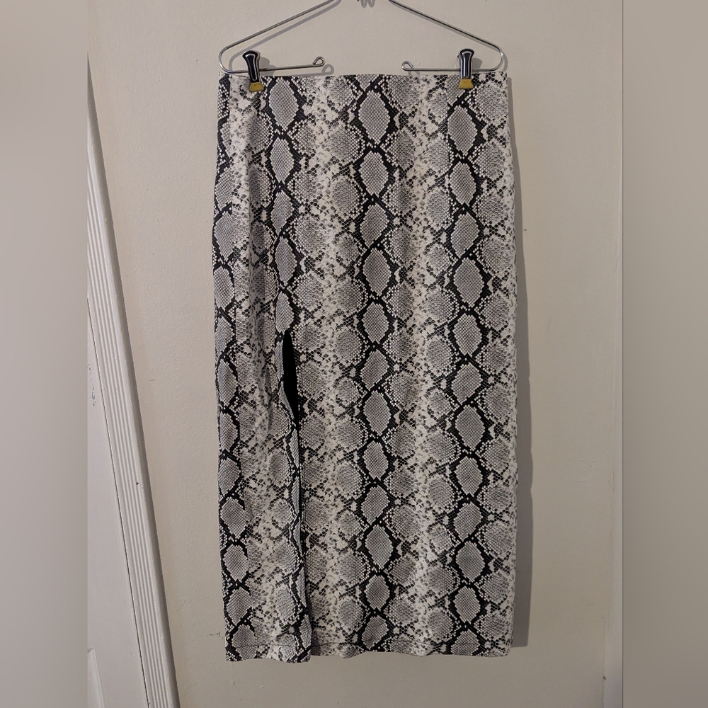 Topshop Monochrome Snake Print Midi Skirt with high slit very sexy Size 10